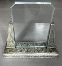 Cadre en étain repoussé Art