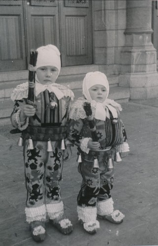 Binche 1950 enfants à - -,