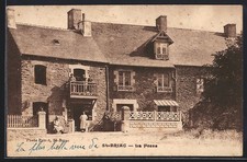Old postcard St-Brieuc, La Fosse, facade of stone houses with inhabitants 1928 
