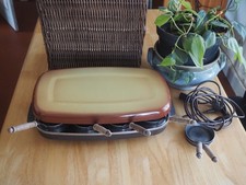 Appareil service à raclette ,  fonctionnement OK . Poêles en cadeaux. TBE