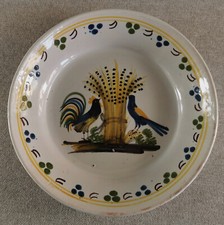 ORIGINALE ASSIETTE CALOTTE EN CERAMIQUE PROBABLE DE NEVERS COQ ET OISEAU 19 EME