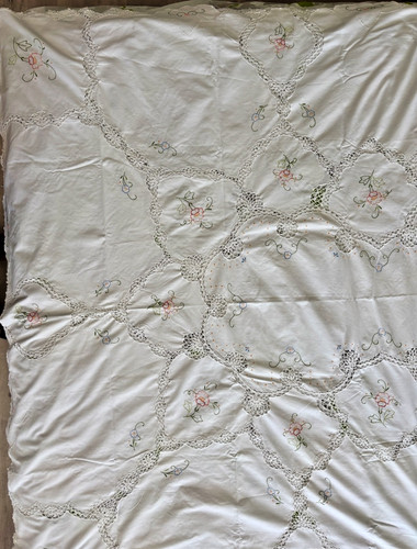 Jolie nappe 240 155 - 155, brodée