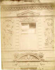 France, Paris, window above the garden side door of l&#039;hotel de Sull