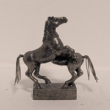 Sculpture cheval cabré en