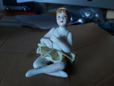 petite danseuse assise en tutu