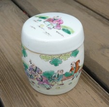 Pot couvert en porcelaine