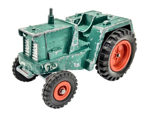 Tracteur agricole ancien