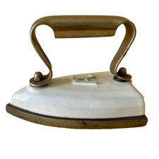 Petit fer à repasser blanc