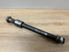 UN AXE DE ROUE ARRIERE