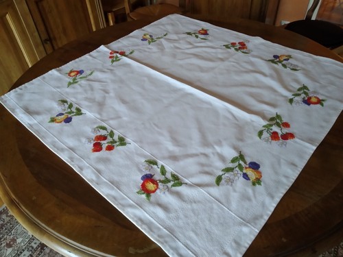 Nappe brodée main - 100, %