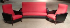 SALON BANQUETTE 2 FAUTEUILS SIMILI NOIR TISSU ROUGE VINTAGE DESIGN