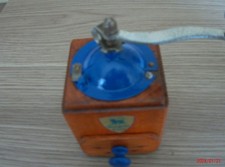 TO SEIZE THIS RARE AND OLD SMALL CUBIC PEPPER MILL BRAND PEUGEOT"