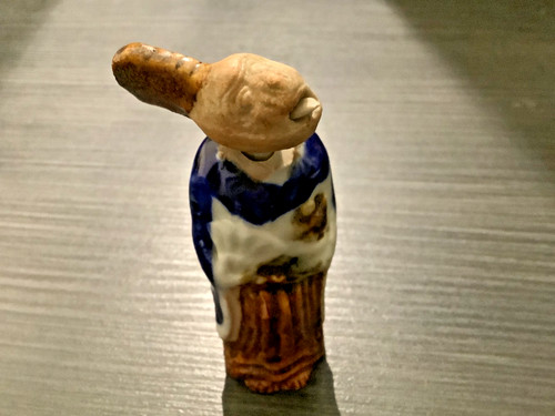Netsuke singe en porcelaine - -,