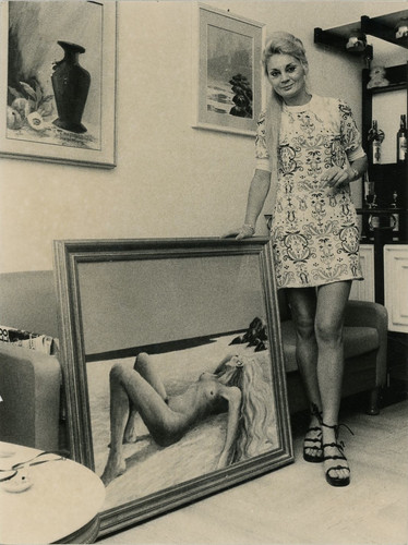 Une dame pose - , à