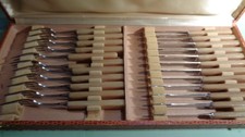 COFFRET - 11 FOURCHETTES ET 12