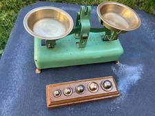 Petite balance plateaux laiton portée 150 g avec sa boite de poids