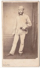 Homme avec longue vue