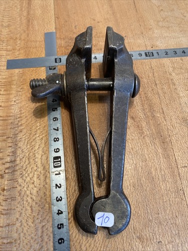 Etau old tool outil ancien - /,