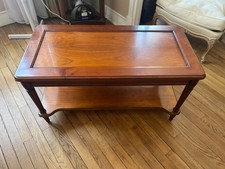 *Table basse style Louis XVI en bois massif*