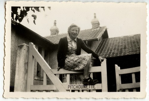 Femme assise sur - , barrière