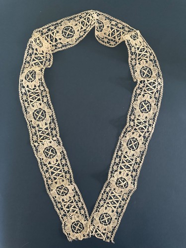 Vraie dentelle aux - , en
