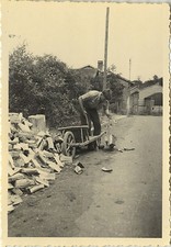 ANTIQUE PHOTO - VINTAGE SNAPSHOT - WOOD WHEELBARROW WORK CHORE - WOOD WORK