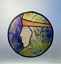 Vitrail Art Déco – Profil de Dame aux Joyaux, signé R.A.