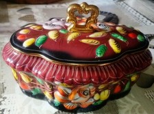 Earthenware box H. bouquet flower decor on plum background