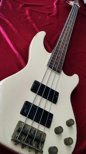 Guitare basse électrique