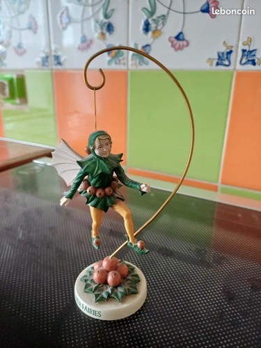 Figurine fée suspendue houx