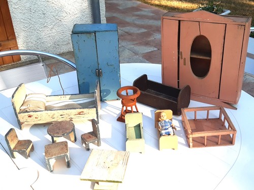 Ancien petit meuble - , poupée