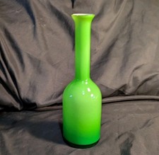 Vase en verre opaline vert – design scandinave vintage – hauteur 26 cm