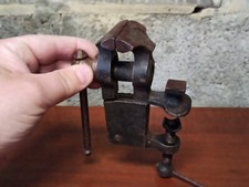 Outil ancien petit étau de