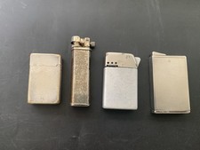 Quatre briquets métal