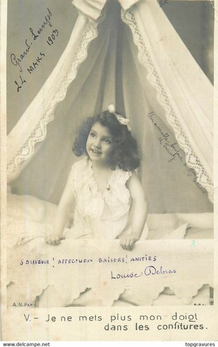 Petite fille genou dans - fille, a