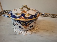 BOUILLON EN FAIENCE DE DESVRES, milieu 20e. Haut. 9 cm