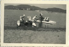 PHOTO ANCIENNE - VINTAGE SNAPSHOT - MER PÉDALO AGAY - SEA PEDAL BOAT 1951  - 1