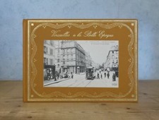 VERSAILLES A LA BELLE EPOQUE (T. HENROT-BROUHON, ILL. PAR LA CARTE POSTALE).