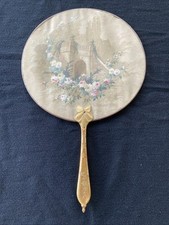 ÉCRAN À MAIN PARE FEU DU XIX e PEINTURE SUR SOIE ET MANCHE BOIS DORÉ