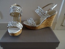 Sandales à talons compensées