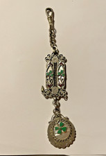 Ancienne chatelaine decor trèfles.