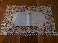 Linge ancien 1 Napperon lin blanc brodé avec pourtour en dentelle beige