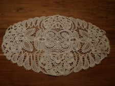 Napperon ancien ovale en dentelle de Luxeuil