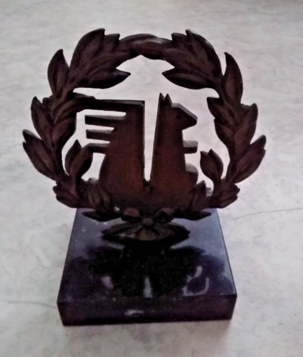 Ecureuil bronze sur socle - en,