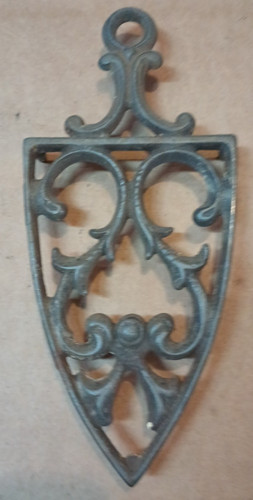 Cast iron trivet pot - , spoon