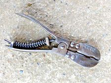 ANCIENNE PINCE A INCISER LA VIGNE - SAUBUSSE - OUTIL DE VITICULTEUR JARDINIER -