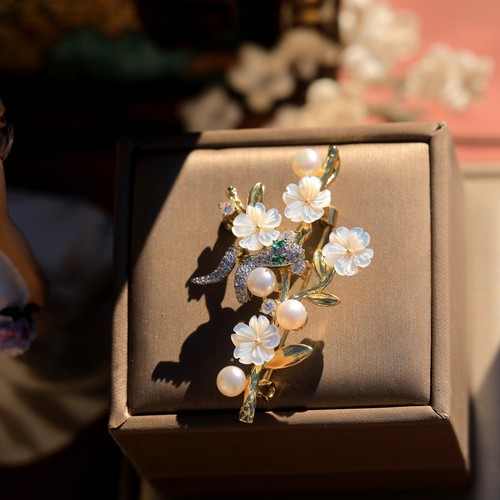 Broche doré art - nouveau, une