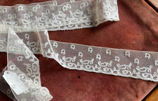 Fin et délicat Volant de dentelle Malines aux fuseaux -XIXème  - 1.75 mètre