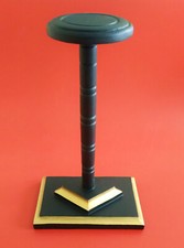 PORTE CHAPEAU/ Présentoir  en Bois noir et doré  hauteur 25 cm