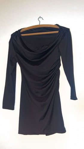 Robe courte noire drapée